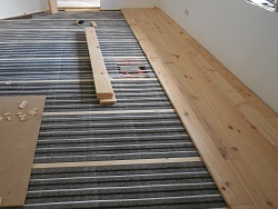 Lithotherm-Fußbodenheizung mit Lagerholz
