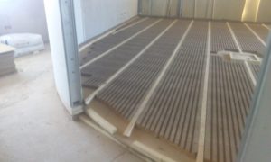 Holzdielen-Fußbodenheizung mit Latten