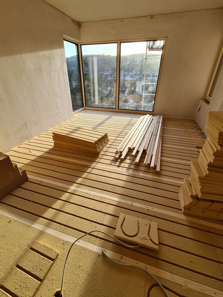 Unterkonstruktion mit Fußbodenheizung für Holzdielen im Trockenbau