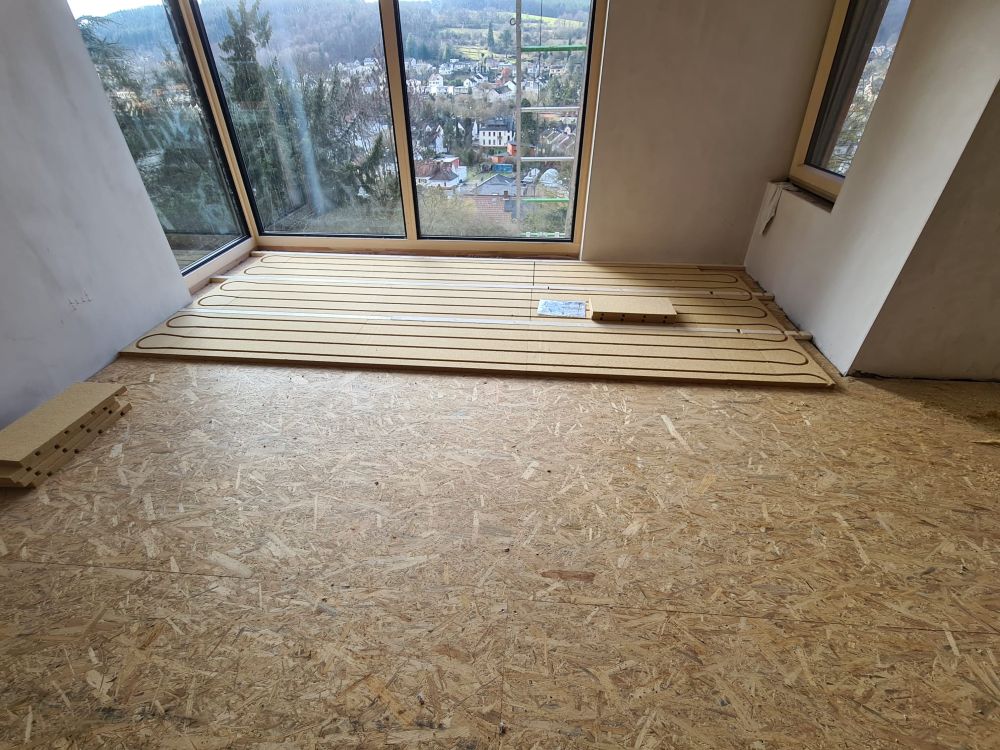 Auslegen von Komponenten der Fußbodenheizung für Holzdielen